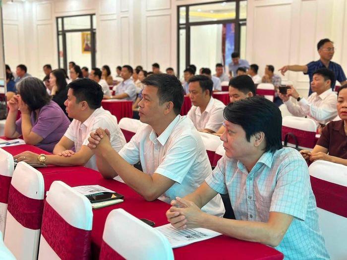 Các đại biểu tập trung vào nội dung trọng tâm của hội nghị là đánh giá thực trạng mức sinh trên địa bàn tỉnh, từ đó phân tích những khó khăn, thách thức trong việc duy trì mức sinh thay thế. Ảnh: DSTH