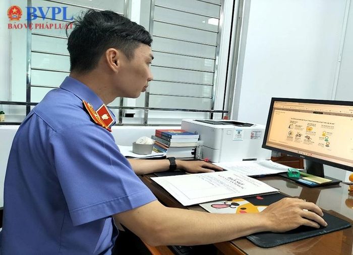 Kiểm sát viên VKSND Khu vực 10 tỉnh Vĩnh Long đang thao tác trên ứng dụng.
