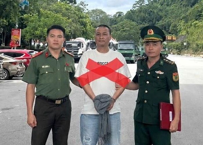 Phòng Quản lý xuất nhập cảnh Công an TP Hải Phòng bàn giao đối tượng Li Ye cho cơ quan chức năng Trung Quốc.