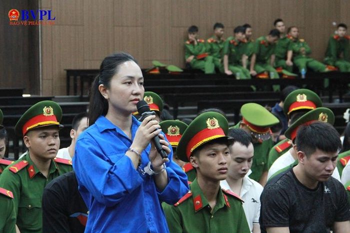 Bị cáo Nguyễn Thị Ngọc Hà khai báo trước tòa.