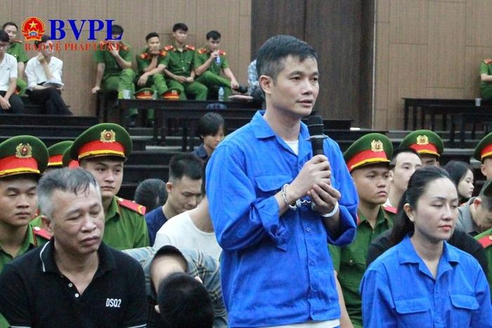 Bị cáo Nguyễn An Việt khai báo trước tòa.