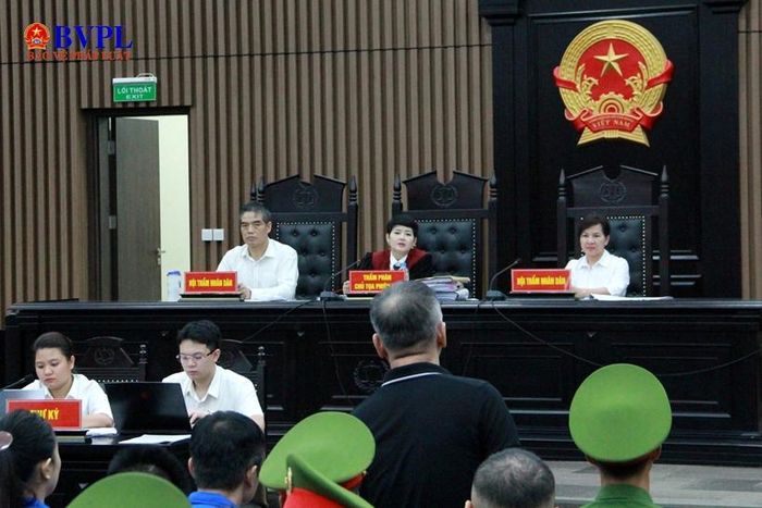 Hội đồng xét xử xét đang hỏi các bị cáo.