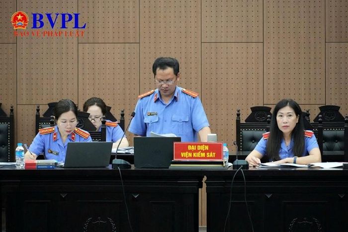 Các Kiểm sát viên đại diện VKSND TP Hà Nội thực hành quyền công tố và kiểm sát xét xử tại phiên tòa công bố bản cáo trạng.