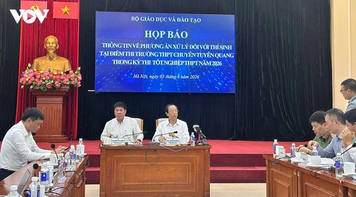 Ông Phạm Ngọc Thưởng - Thứ trưởng Thường trực Bộ GD-ĐT, Trưởng Ban chỉ đạo cấp Quốc gia kỳ thi tốt nghiệp THPT năm 2026 và ông Huỳnh Văn Chương, Cục trưởng Cục Quản lý chất lượng, Bộ GD-ĐT chủ trì buổi họp báo sáng 5/8.