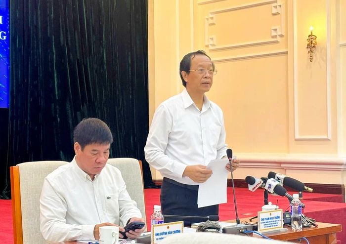 Thứ trưởng Bộ GD và ĐT Phạm Ngọc Thưởng - Trưởng Ban Chỉ đạo cấp quốc gia Kỳ thi Tốt nghiệp THPT 2026 thông qua chương trình họp báo.
