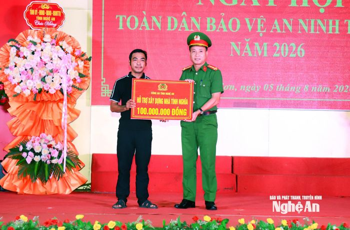 Đại tá Nguyễn Duy Thanh - Phó Giám đốc Công an Nghệ An trao hỗ trợ xây dựng nhà tình nghĩa 100 triệu đồng. Ảnh: Thành Duy