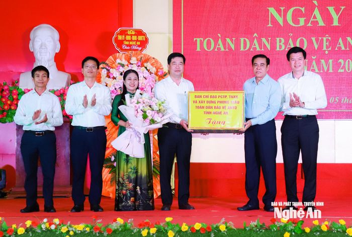 Chủ tịch UBND tỉnh Võ Trọng Hải và Phó Chủ tịch Thường trực Ủy ban MTTQ Việt Nam tỉnh Nghệ An Nguyễn Đình Hùng trao quà cho xã Anh Sơn. Ảnh: Thành Duy