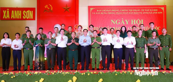 Chủ tịch UBND tỉnh Võ Trọng Hải và đoàn công tác chụp ảnh lưu niệm với lãnh đạo xã Anh Sơn và lực lượng Công an xã. Ảnh: Thành Duy