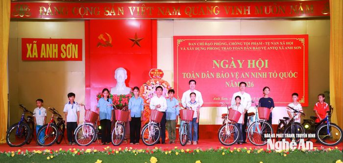 Lãnh đạo xã Anh Sơn tặng quà cho 10 học sinh nghèo vượt khó. Ảnh: Thành Duy