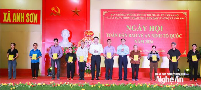 Chủ tịch UBND tỉnh Võ Trọng Hải và Phó Chủ tịch Thường trực Ủy ban MTTQ Việt Nam tỉnh Nghệ An Nguyễn Đình Hùng tặng quà cho 10 hộ nghèo xã Anh Sơn. Ảnh: Thành Duy