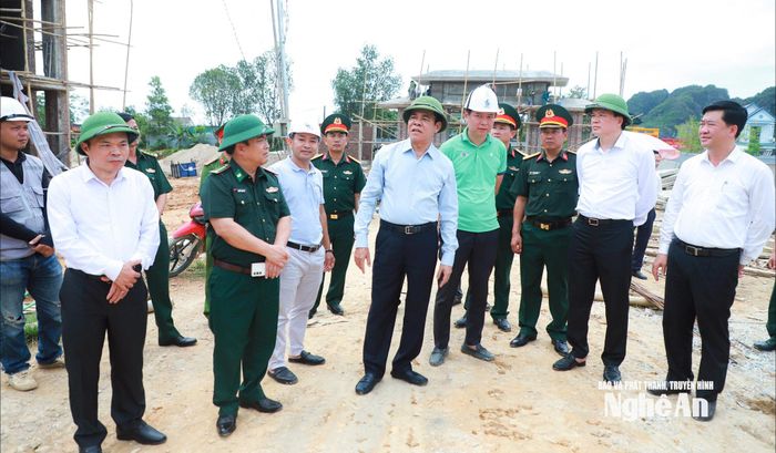 Chủ tịch UBND tỉnh Võ Trọng Hải kiểm tra tiến độ Trường Phổ thông nội trú liên cấp Tiểu học và Trung học cơ sở xã Anh Sơn. Ảnh: Thành Duy