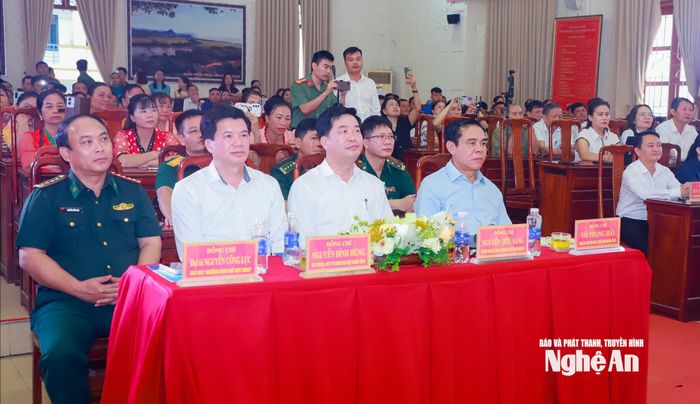 Chủ tịch UBND tỉnh Võ Trọng Hải và các đồng chí lãnh đạo tỉnh, xã Anh Sơn dự Ngày hội toàn dân bảo vệ an ninh Tổ quốc năm 2026 tại xã Anh Sơn. Ảnh: Thành Duy