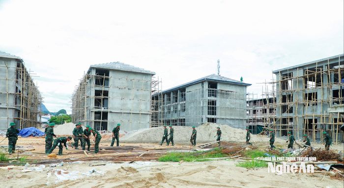 Bộ đội hỗ trợ xây dựng Trường Phổ thông nội trú liên cấp Tiểu học và Trung học cơ sở xã Anh Sơn. Ảnh: Thành Duy