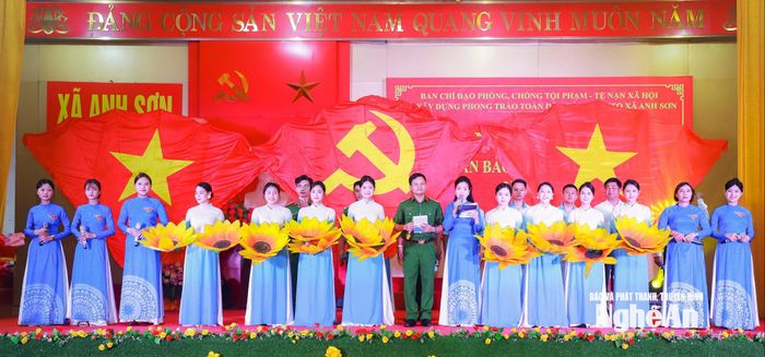 Chương trình nghệ thuật đặc sắc chào mừng Ngày hội toàn dân bảo vệ an ninh Tổ quốc năm 2026 tại xã Anh Sơn. Ảnh: Thành Duy
