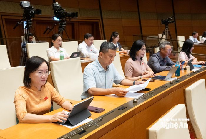 Đoàn ĐBQH tỉnh Nghệ An dự phiên họp tại hội trường sáng 5/8. Ảnh: Viết Chung