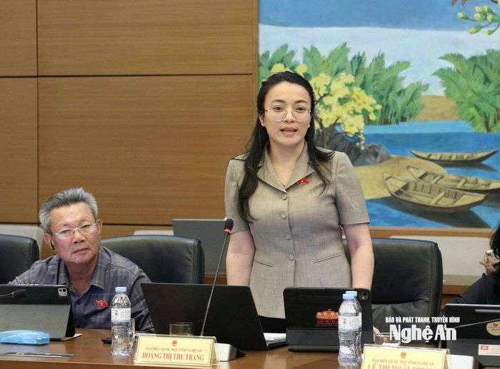 Đại biểu Hoàng Thị Thu Trang góp ý cho Dự thảo Luật Hòa giải ở cơ sở. Ảnh: Khánh Duy