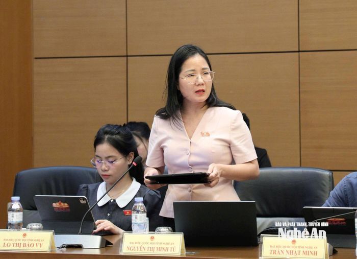 Đại biểu Nguyễn Thị Minh Tú - Giám đốc Trung tâm Khoa học xã hội và Nhân văn (Sở Khoa học và Công nghệ) tham gia phiên thảo luận tổ. Ảnh: Khánh Duy