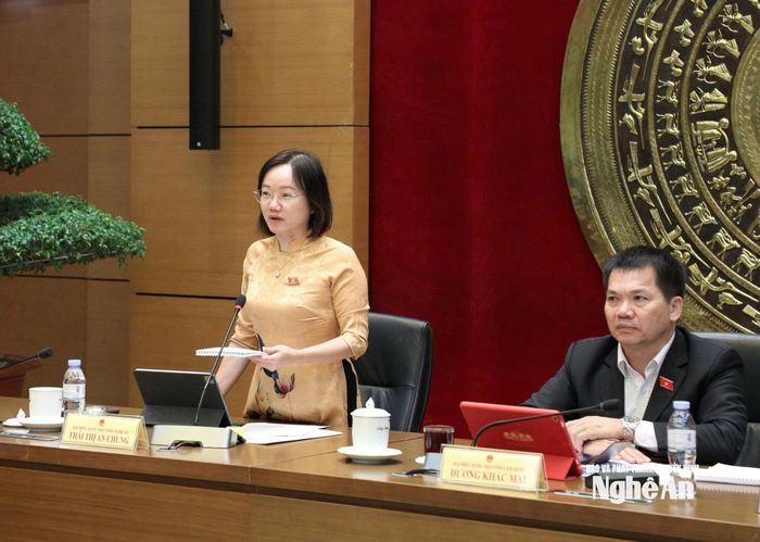 Đồng chí Thái Thị An Chung - Phó trưởng Đoàn chuyên trách Đoàn ĐBQH tỉnh Nghệ An chủ trì, điều hành phiên thảo luận tổ. Ảnh: Khánh Duy