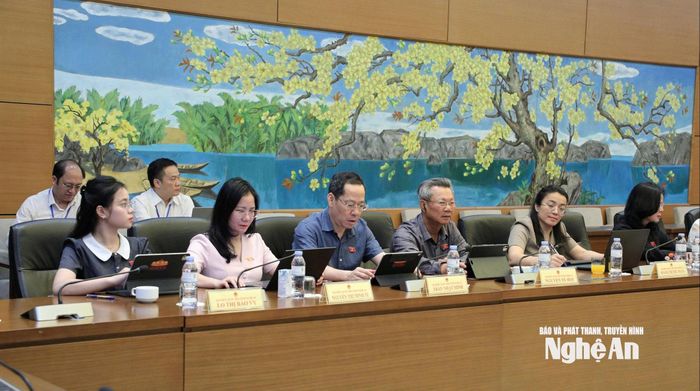 Các đại biểu Quốc hội đoàn tỉnh Nghệ An tham gia phiên thảo luận tổ. Ảnh: Khánh Duy