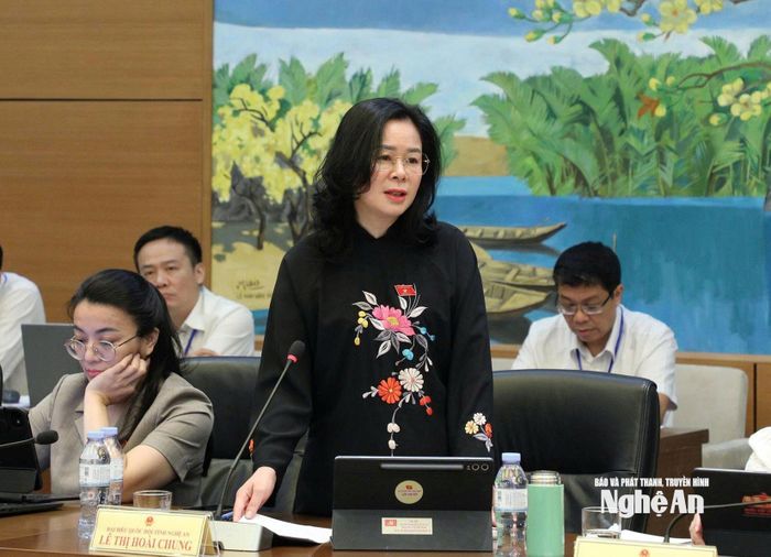 Đại biểu Lê Thị Hoài Chung - Giám đốc Sở Y tế Nghệ An tham gia phiên thảo luận tổ. Ảnh: Khánh Duy