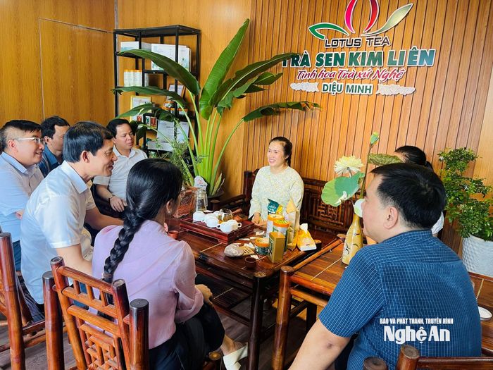 Đoàn khảo sát tại Cơ sở Diệu Minh, sản xuất các sản phẩm từ sen.