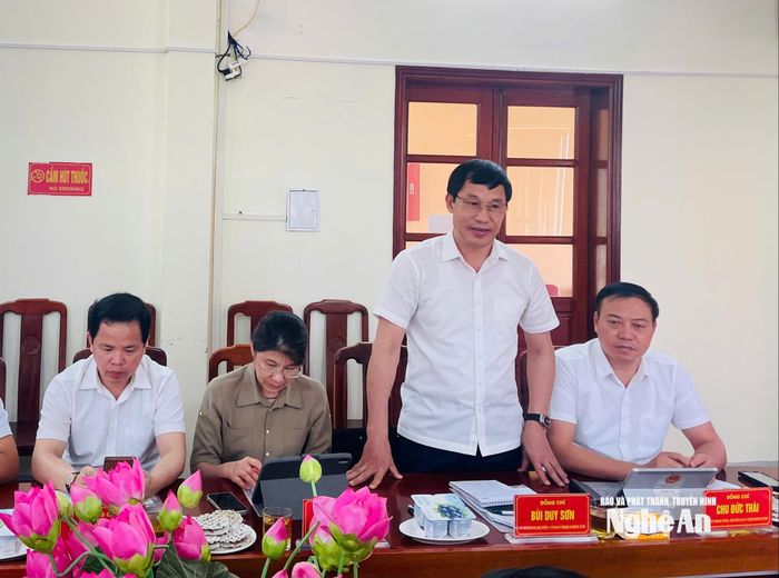 Đồng chí Bùi Duy Sơn - Ủy viên BCH Đảng bộ tỉnh, Chánh Văn phòng Đoàn ĐBQH và HĐND tỉnh đề nghị xã nêu rõ khó khăn trong việc triển khai các chính sách, từ đó có kiến nghị đối với từng chính sách cụ thể. Ảnh: Nguyễn Thị Vân