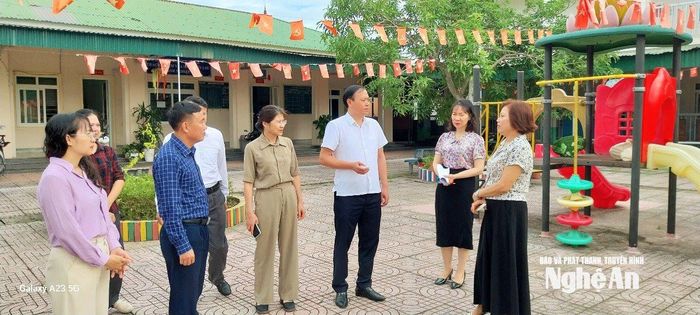Đoàn khảo sát tại Trường Mầm non Nam Giang. Ảnh: Nguyễn Thị Vân