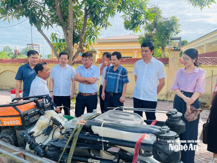 Đoàn khảo sát tại Hợp tác xã Nông nghiệp Nam Cát 1. Ảnh: Nguyễn Thị Vân