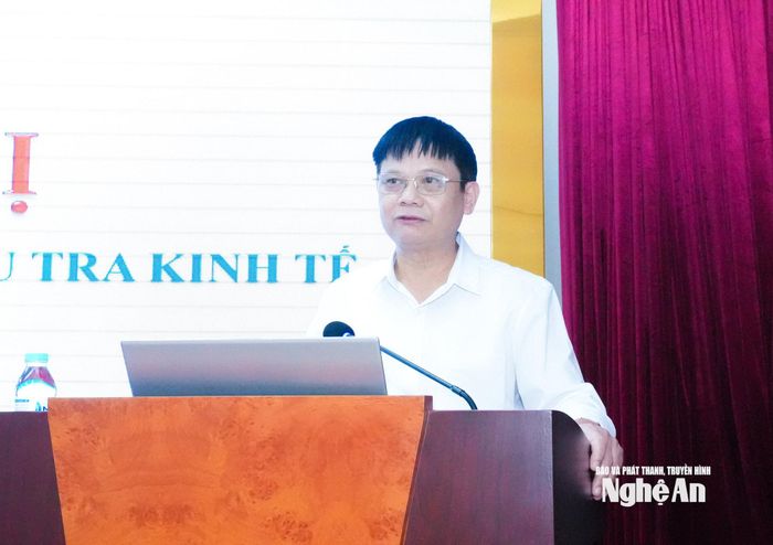 Đồng chí Phan Trường Sơn - Trưởng Thống kê tỉnh, Phó Trưởng ban Thường trực Ban Chỉ đạo Tổng điều tra kinh tế tỉnh Nghệ An báo cáo tại hội nghị. Ảnh: Mai Hoa