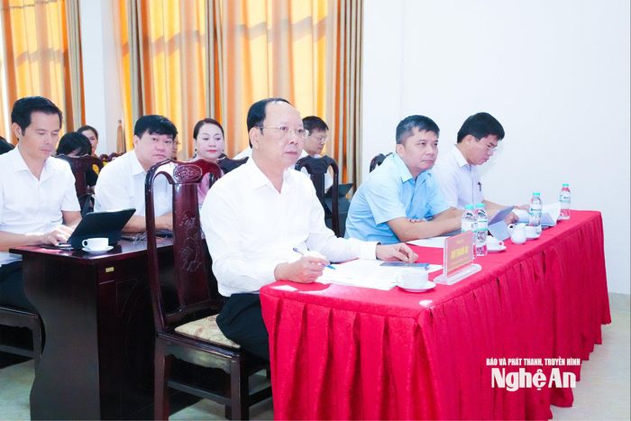 Đồng chí Bùi Thanh An - Ủy viên Ban Thường vụ Tỉnh ủy, Phó Chủ tịch Thường trực UBND tỉnh, Trưởng ban Chỉ đạo Tổng điều tra tỉnh và lãnh đạo các sở, ngành tham dự hội nghị. Ảnh: Mai Hoa