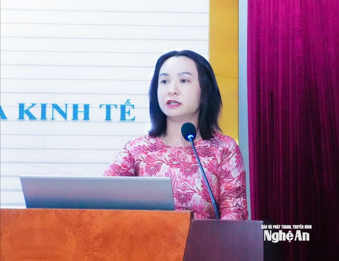 Đồng chí Nguyễn Thị Thu Hà - Trưởng phòng Thống kê Dịch vụ và Giá, Thống kê tỉnh chia sẻ giải pháp ứng dụng công nghệ thông tin, chuyển đổi số trong công tác điều tra, thống kê. Ảnh: Mai Hoa