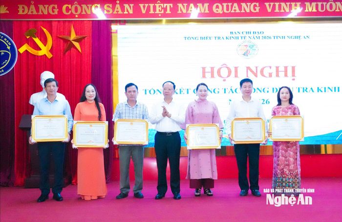 Đồng chí Bùi Thanh An - Ủy viên Ban Thường vụ Tỉnh ủy, Phó Chủ tịch Thường trực UBND tỉnh, Trưởng ban Chỉ đạo Tổng điều tra tỉnh trao tặng Bằng khen của UBND tỉnh cho các tập thể, cá nhân. Ảnh: Mai Hoa