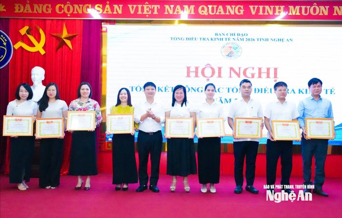 Đồng chí Phan Trường Sơn - Trưởng Thống kê tỉnh, Phó Trưởng ban Thường trực Ban Chỉ đạo Tổng điều tra kinh tế tỉnh Nghệ An trao tặng Giấy khen cho các tập thể, cá nhân. Ảnh: Mai Hoa