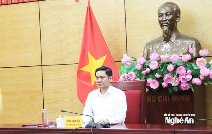 Đồng chí Hoàng Nghĩa Hiếu - Phó Bí thư Thường trực Tỉnh ủy, Chủ tịch HĐND tỉnh chủ trì điểm cầu Nghệ An. Ảnh: Hoàng Hiếu