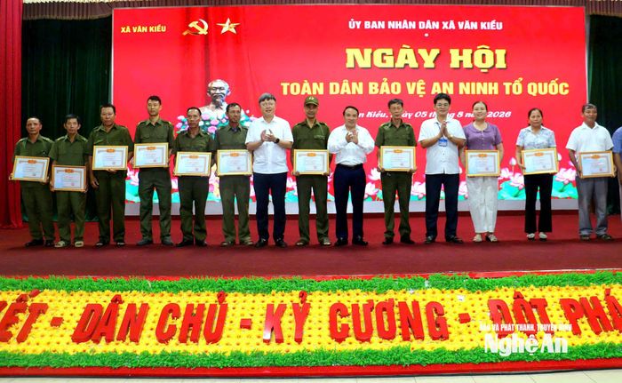 Đồng chí Dương Đình Chỉnh trao quà tặng các tập thể, cá nhân có thành tích xuất sắc trong phong trào Toàn dân bảo vệ an ninh Tổ quốc. Ảnh: Phan Trung Tú