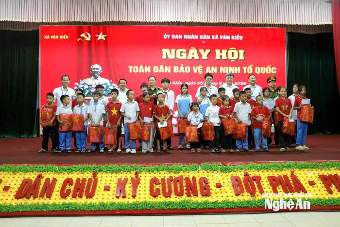 Đồng chí Dương Đình Chỉnh tặng quà học sinh có hoàn cảnh khó khăn. Ảnh: Phan Trung Tú
