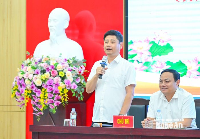 Đồng chí Trần Minh Ngọc - Ủy viên BCH Đảng bộ tỉnh, Giám đốc Báo và phát thanh, truyền hình Nghệ An, Chủ tịch Hội Nhà báo tỉnh phát biểu tại hội nghị. Ảnh: Thành Cường