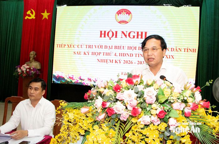 Đồng chí Nguyễn Như Khôi - Phó Chủ tịch HĐND tỉnh phát biểu, ghi nhận các ý kiến của cử tri và đề nghị các cơ quan liên quan khẩn trương rà soát, giải quyết những kiến nghị chính đáng của nhân dân.