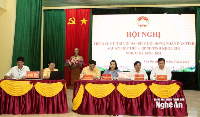 Đồng chí Nguyễn Như Khôi - Ủy viên Ban Chấp hành Đảng bộ tỉnh, Phó Chủ tịch HĐND tỉnh và đồng chí Phan Thị An - Phó Bí thư, Chủ tịch UBND xã Đông Thành chủ trì buổi tiếp xúc cử tri xã Vân Du.