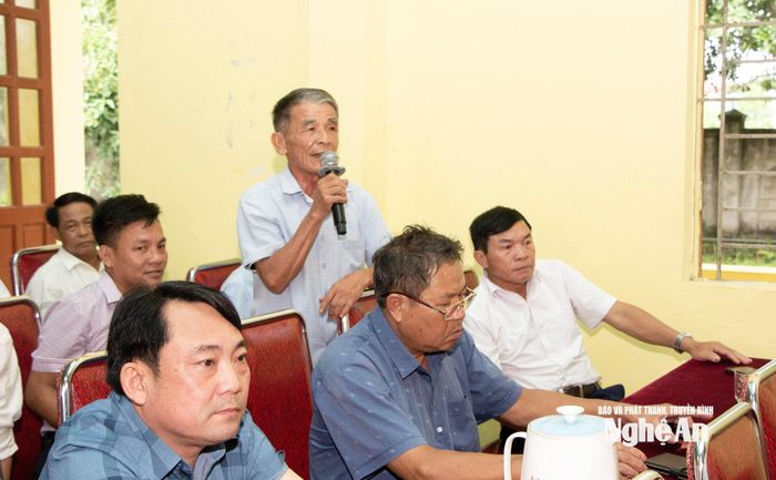 Cử tri xã Vân Du phát biểu ý kiến, kiến nghị nhiều vấn đề liên quan đến hạ tầng giao thông, chế độ chính sách và phát triển kinh tế - xã hội trên địa bàn.