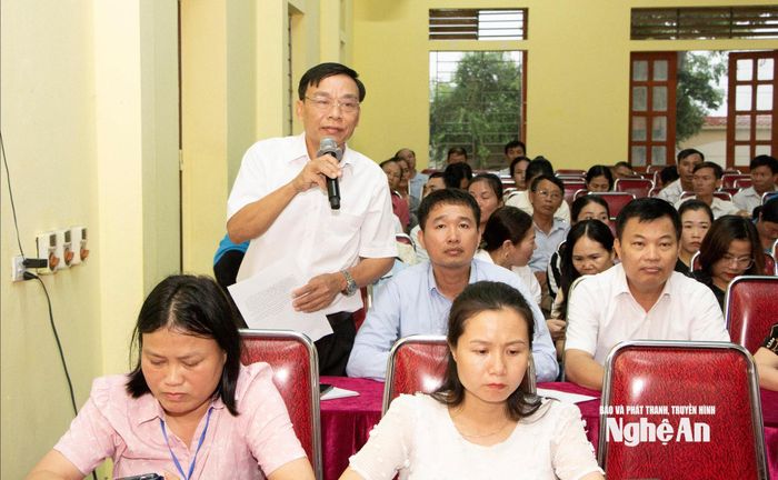 Cử tri xã Vân Du phát biểu ý kiến, kiến nghị nhiều vấn đề liên quan đến hạ tầng giao thông, chế độ chính sách và phát triển kinh tế - xã hội trên địa bàn.