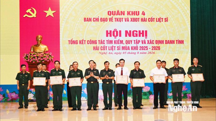 Trao thưởng các tập thể có thành tích xuất sắc trong thực hiện nhiệm vụ tìm kiếm, quy tập và xác định danh tính hài cốt liệt sĩ mùa khô năm 2025 - 2026. Ảnh: Vũ Hoàng