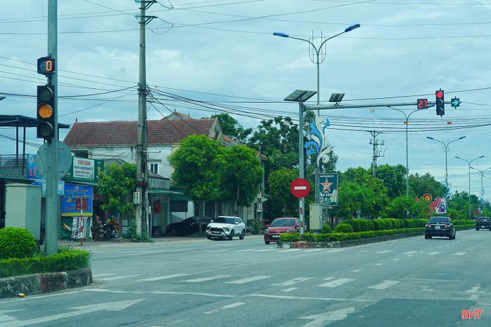  Mặc dù thời gian đèn tín hiệu tại nút giao giữa đường Phan Hưng Tạo và quốc lộ 8 lệch chỉ khoảng một giây nhưng cũng đủ khiến nhiều người điều khiển phương tiện nhầm lẫn. Ảnh chụp ngày 4/8. 
