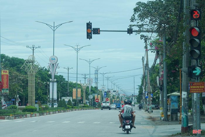 Nhiều phương tiện bối rối khi đèn trên cột ngang còn báo đỏ, nhưng đèn phía cột dọc đã báo xanh. Ảnh chụp tại nút giao giữa đường Nguyễn Thiếp và quốc lộ 1, ngày 4/8.