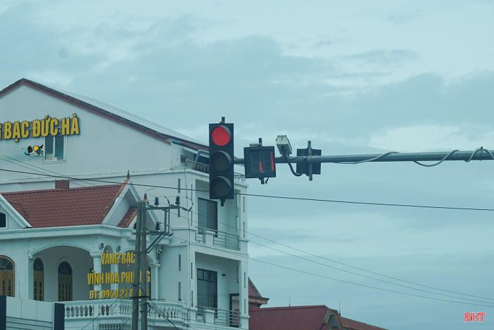 Đèn tín hiệu chập chờn gây khó cho các tài xế.