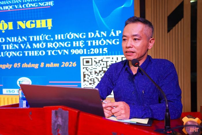 Ông Vũ Anh Tuấn - Công ty TNHH Tư vấn khoa học và công nghệ Việt phổ biến các nội dung tập huấn.