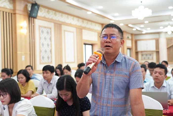 Ông Nguyễn Quang Phú - chuyên viên Phòng Văn hóa - Xã hội, UBND xã Thạch Lạc trao đổi tại hội nghị tập huấn.