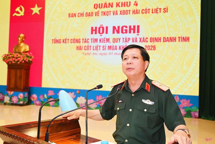 Thiếu tướng Lê Văn Trung - Phó Chính ủy, Trưởng BCĐ Quân khu phát biểu chỉ đạo tại hội nghị.