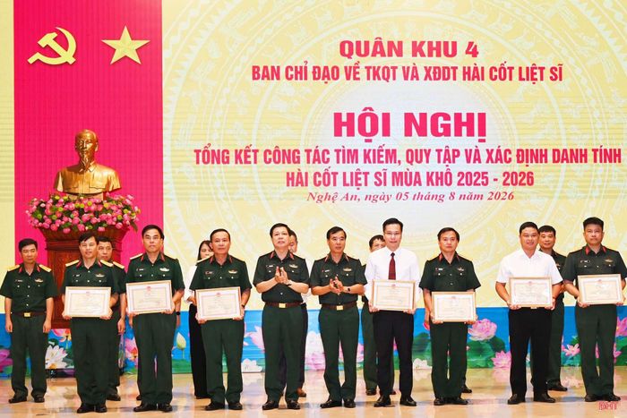 BCĐ Quân khu 4 trao thưởng cho các tập thể, cá nhân có thành tích xuất sắc trong thực hiện nhiệm vụ tìm kiếm, quy tập và xác định danh tính hài cốt liệt sĩ mùa khô năm 2025 - 2026.
