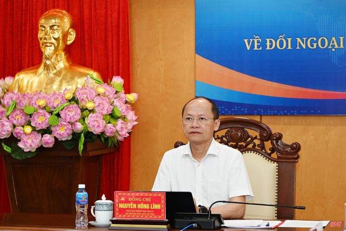 Đồng chí Nguyễn Hồng Lĩnh - Phó Bí thư Thường trực Tỉnh ủy, Chủ tịch HĐND tỉnh điều hành điểm cầu tỉnh Hà Tĩnh.